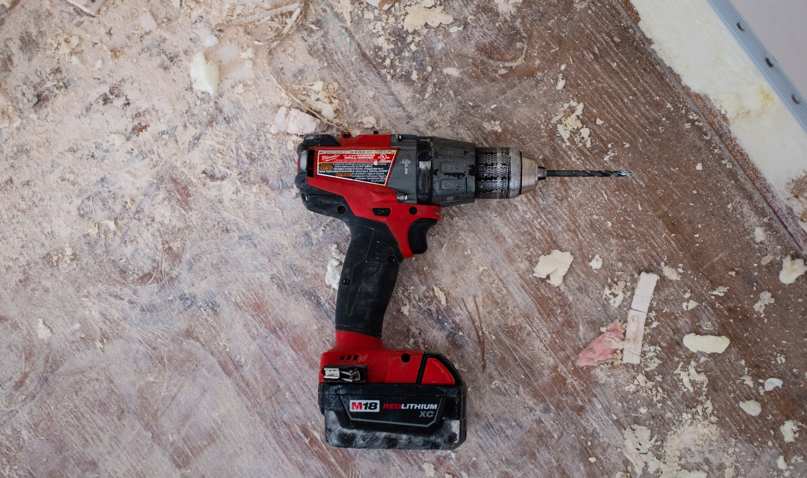 Rénovation de sols : outillage sur plancher bois et sciure de chantier